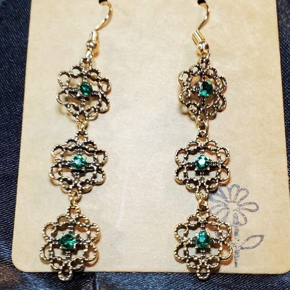Gorgeous gold dangling earrings, 3 tier with dark green stones. - Picture 2 of 6
